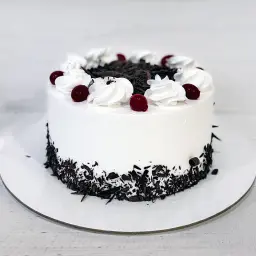 كعكة الغابة السوداء المزينة بالكرز